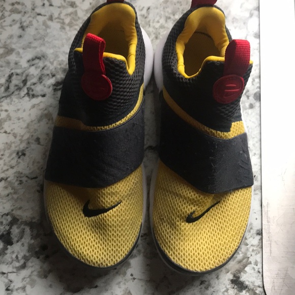 boys nike no tie shoes